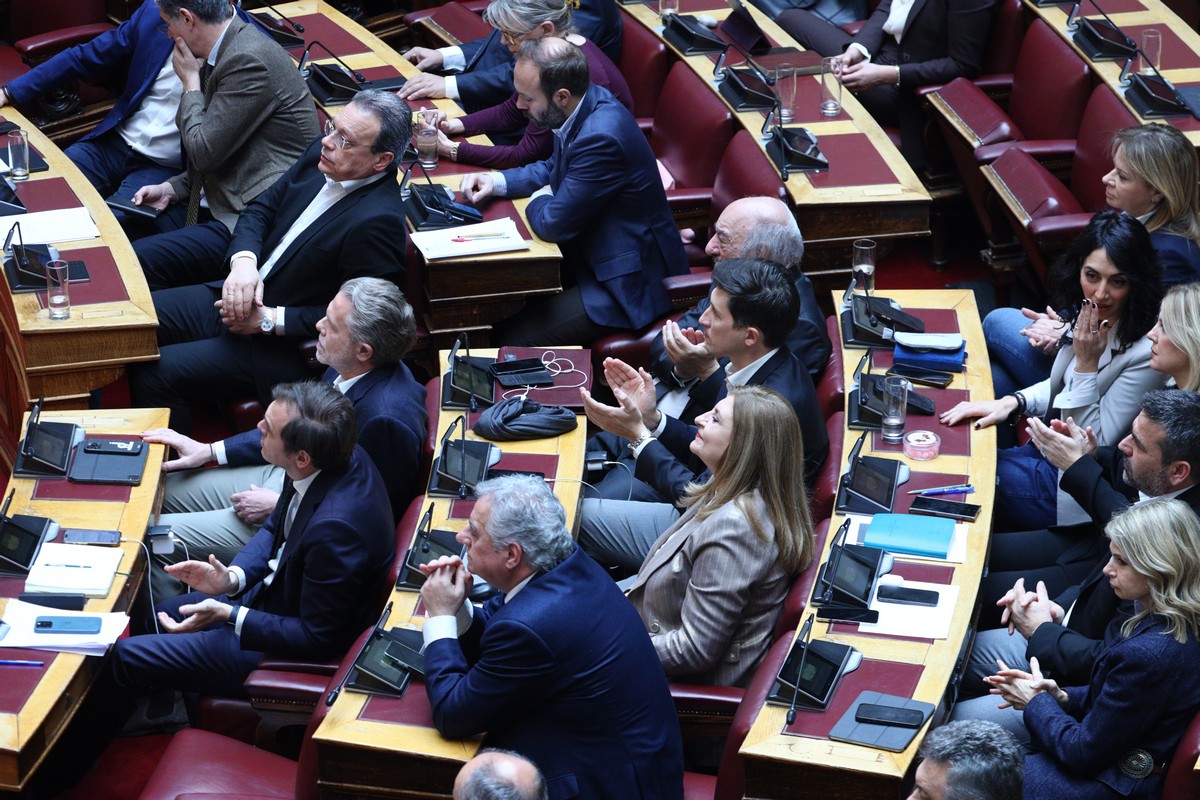 Οι 9 ανεξάρτητοι βουλευτές που συνυπέγραψαν την πρόταση δυσπιστίας