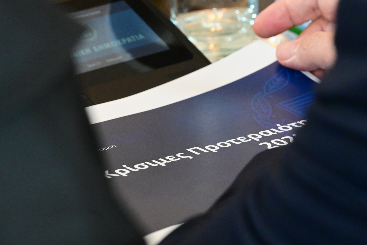 Οι μπλέ φάκελοι του Μητσοτάκη