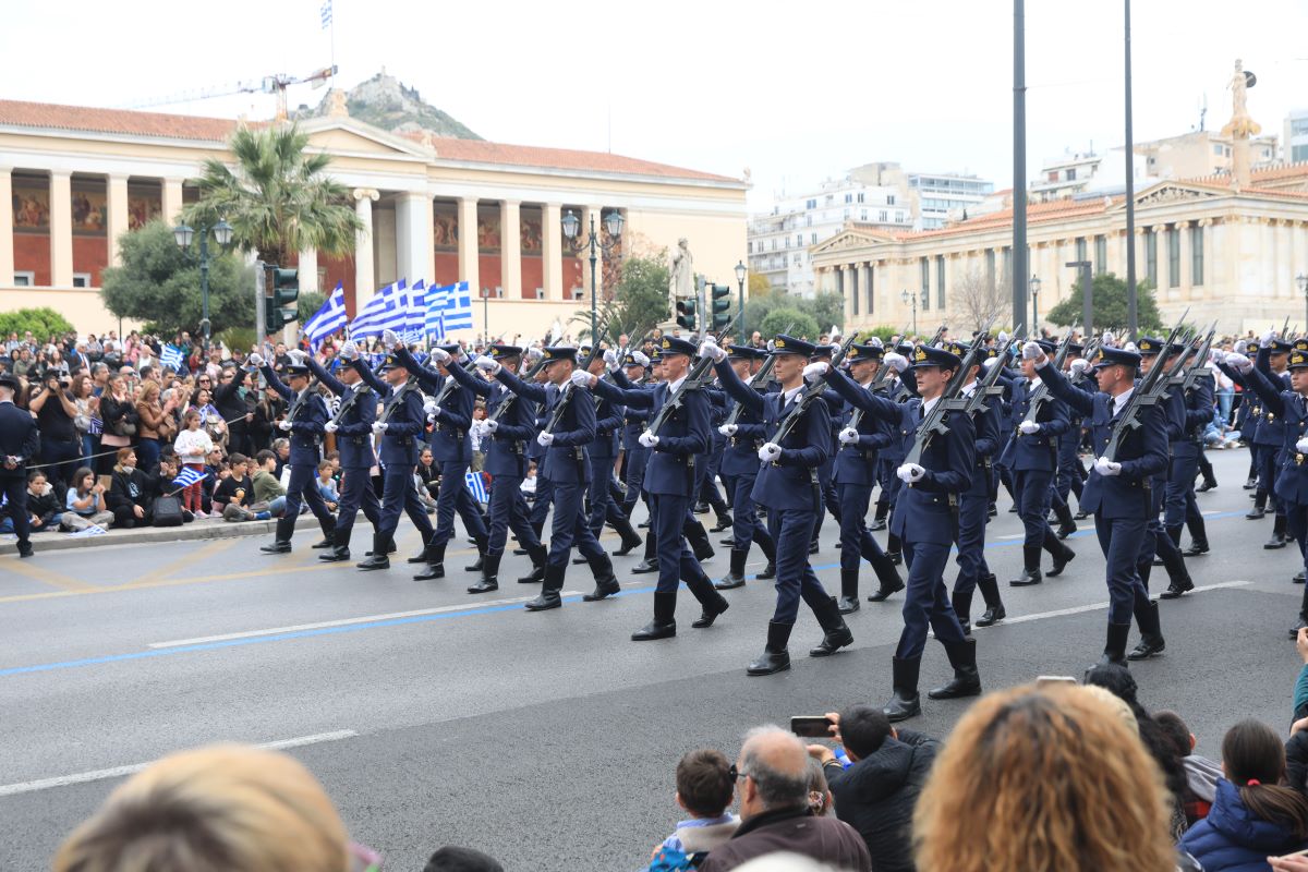 Αντιδράσεις για τα υβριστικά συνθήματα στην παρέλαση (VIDEO)