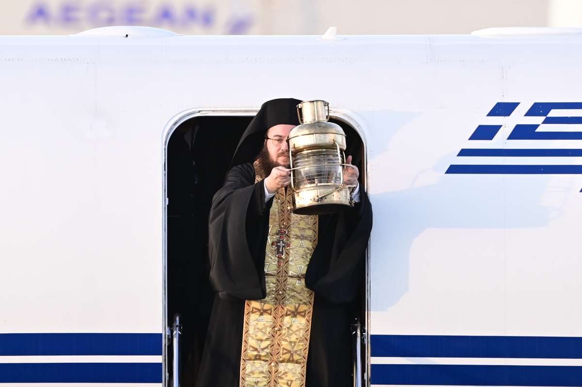 Το Άγιο Φως σε όλη την Ελλάδα (ΦΩΤΟ)