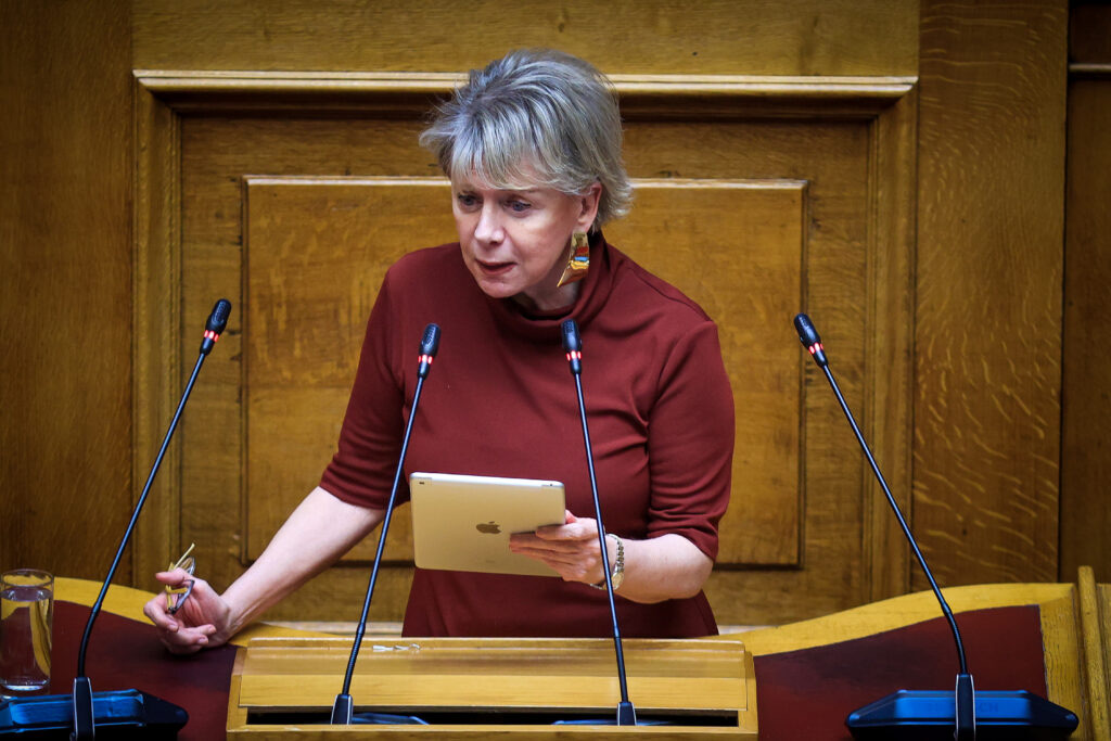Έλενα Ακρίτα: Λιμοκτονία Παλαιστίνιων – Τα ανθρώπινα δικαιώματα θάβονται στη Γάζα