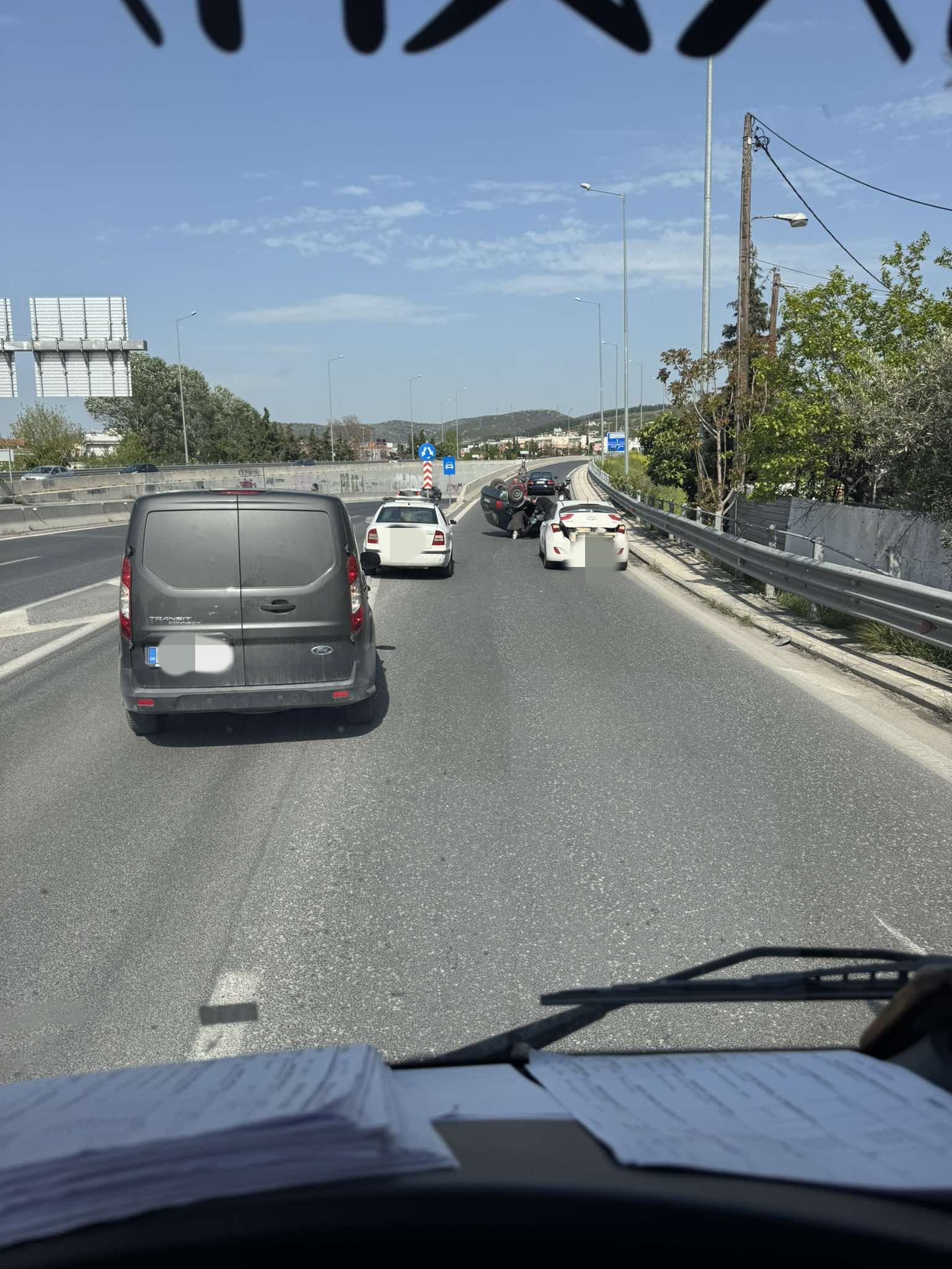 Ανατροπή οχήματος στον κόμβο Ευκαρπίας – Αναφορές για δύο τραυματίες (ΦΩΤΟ)