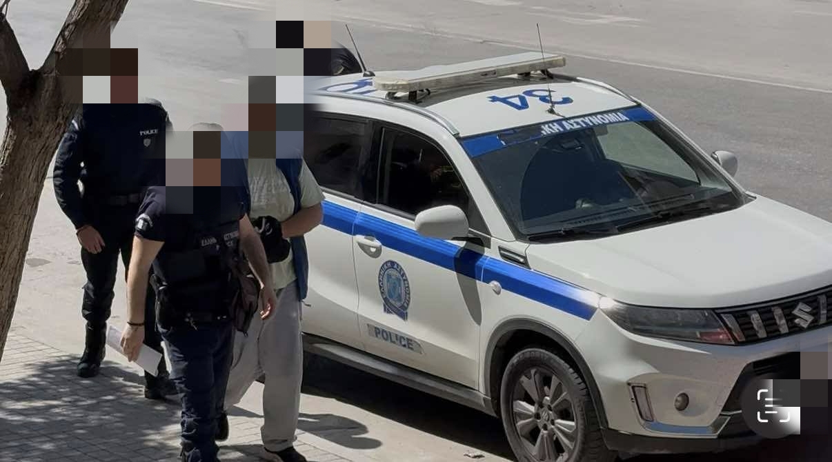 Στα δικαστήρια ο 42χρονος οδηγός που ξυλοκοπήθηκε από τον 17χρονο – Εμφανή τα σημάδια στο πρόσωπο