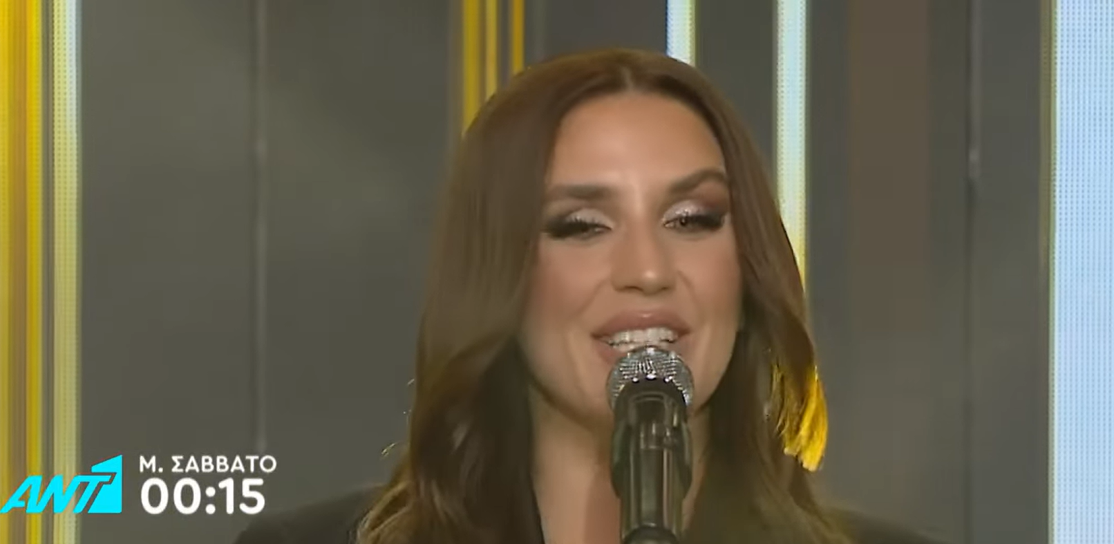 Αγανάκτηση της Ιουλίας Καλλιμάνη μετά από σεξιστική μαντινάδα: «Εμένα βρήκες βρε μα@@@» (VIDEO)