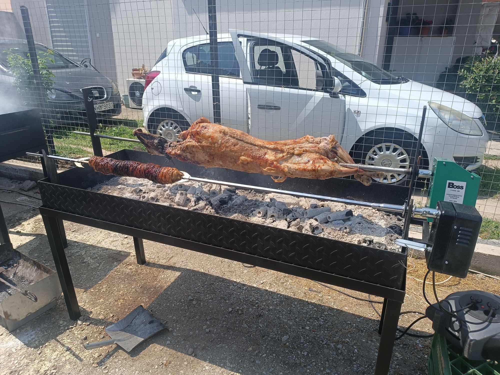 Θεσσαλονίκη: Με σούβλες σε αυλές και μπαλκόνια ψήνουν τον οβελία (ΦΩΤΟ – ΒΙΝΤΕΟ)