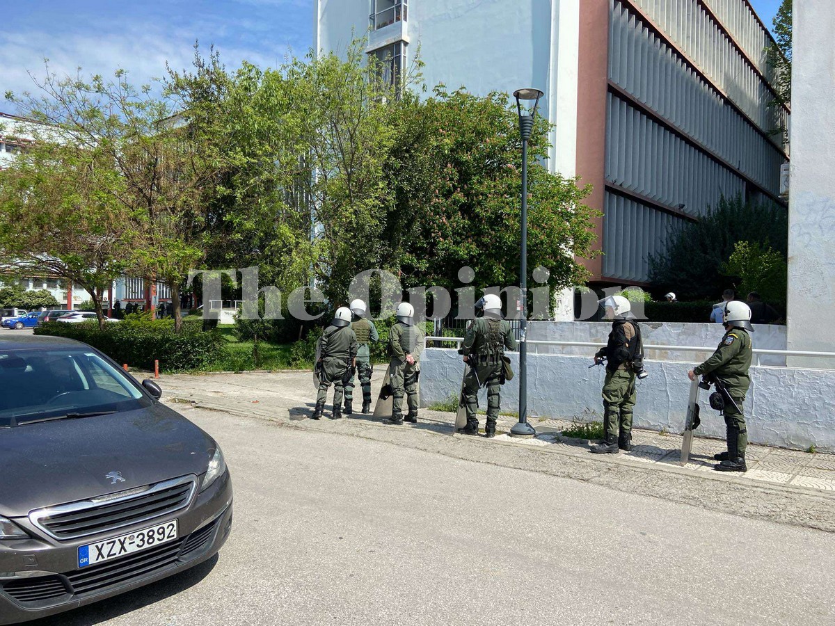 Διμοιρίες των ΜΑΤ μέσα στο ΑΠΘ – Έγινε επανακατάληψη του χώρου που εκκενώθηκε τα ξημερώματα
