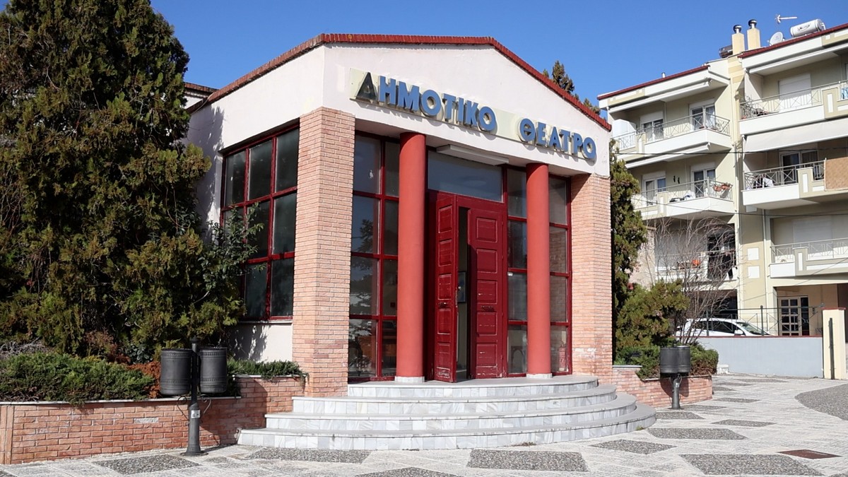 «Δύο Γυμνά Άσπρα Χέρια»: Ένας μουσικοθεατρικός μονόλογος – αντίδοτο στην έμφυλη βία