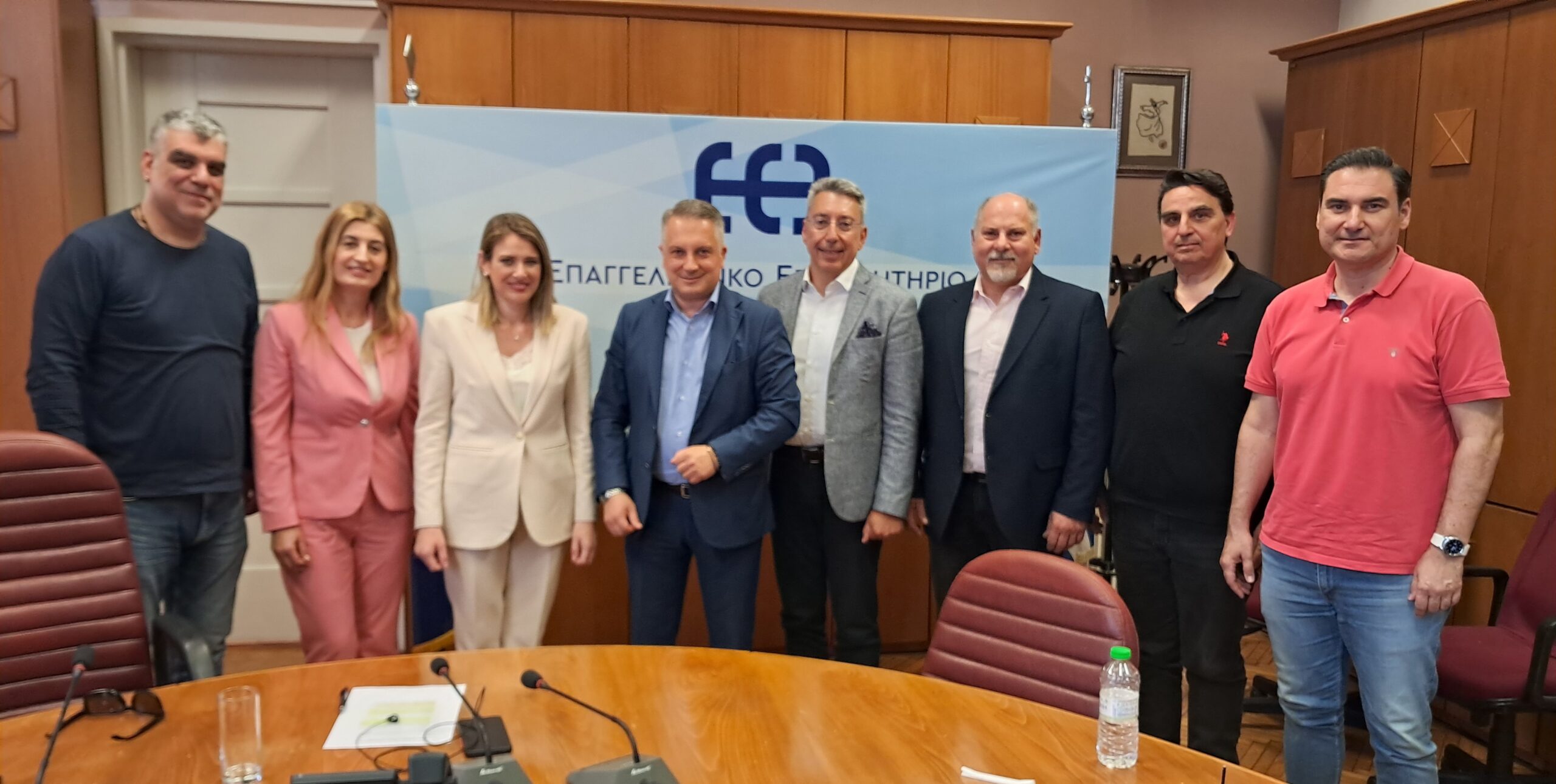 Η μείωση των ασφαλιστικών εισφορών στο «επίκεντρο» της συνάντησης Μερελή-Ευθυμίου