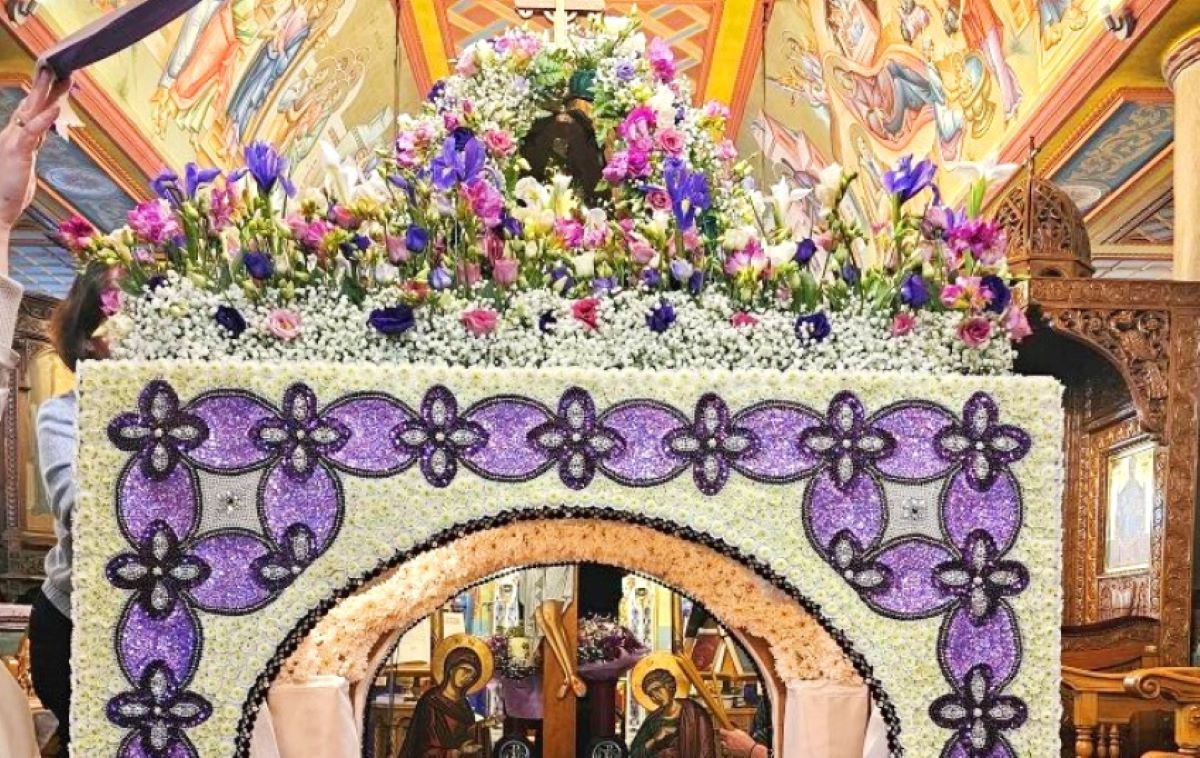 Χαλκιδική: Επιτάφιος «κόσμημα» – 200.000 χάντρες και χιλιάδες χρυσάνθεμα (ΦΩΤΟ)