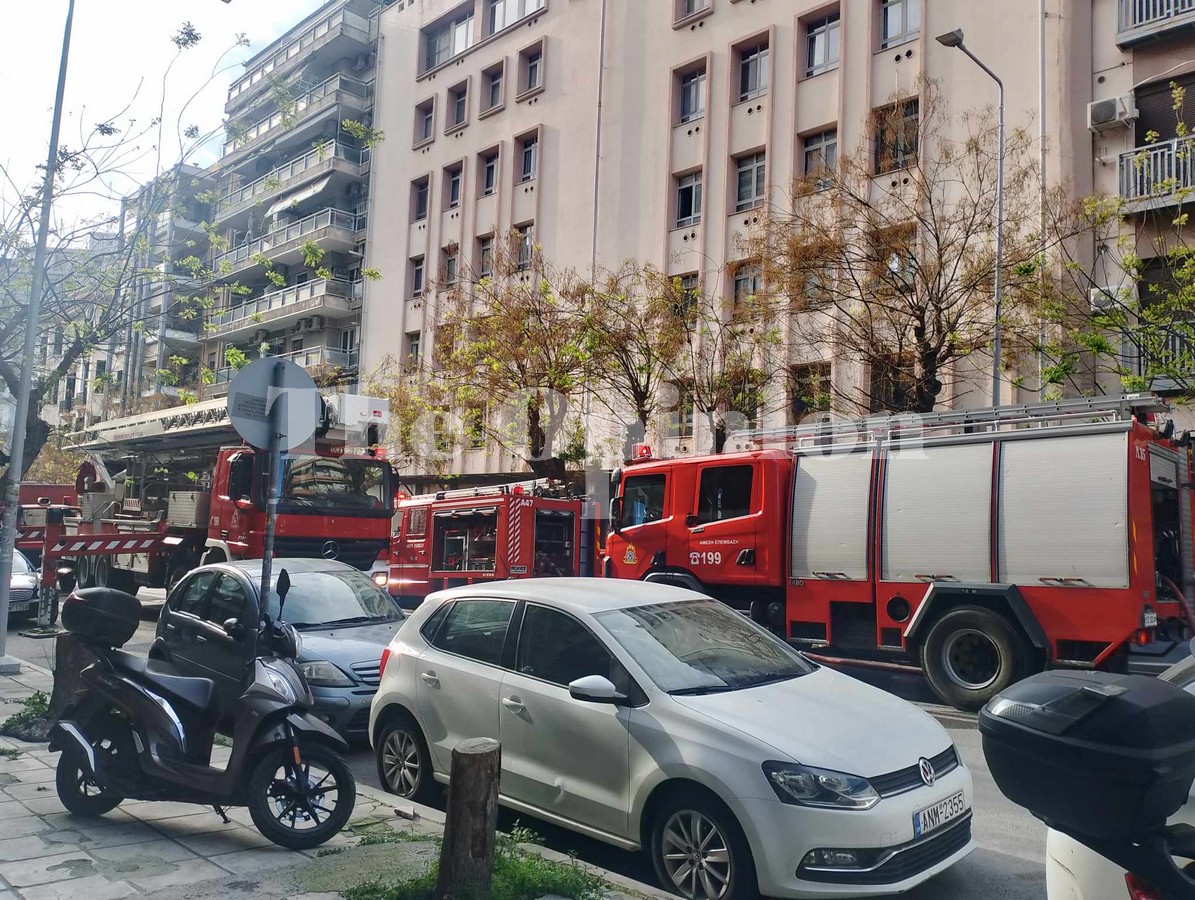 Θεσσαλονίκη: Μεγάλη φωτιά σε διαμέρισμα έκτου ορόφου στο κέντρο (ΦΩΤΟ+VIDEO)