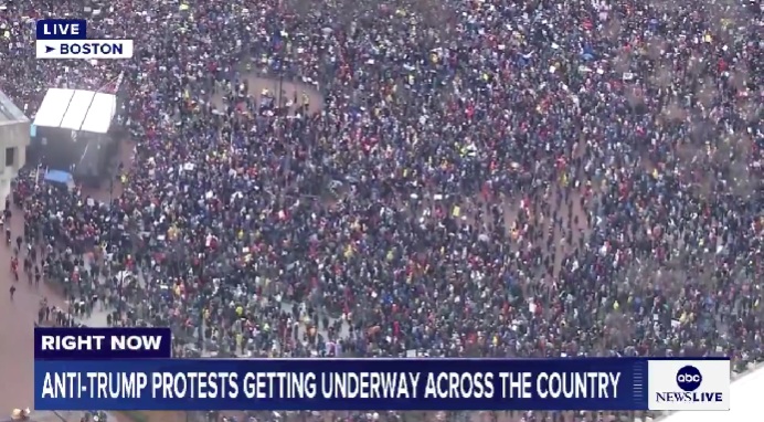 ΗΠΑ: Μαζικές διαδηλώσεις κατά Τραμπ και Μασκ – «Κάντε τη Δημοκρατία μεγάλη ξανά» (ΦΩΤΟ+VIDEO)