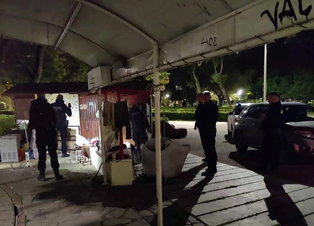 Θεσσαλονίκη: Έστησαν αυτοσχέδιο καταυλισμό στη Νέα Παραλία – Τους απομάκρυνε ο Δήμος (ΦΩΤΟ +VIDEO)