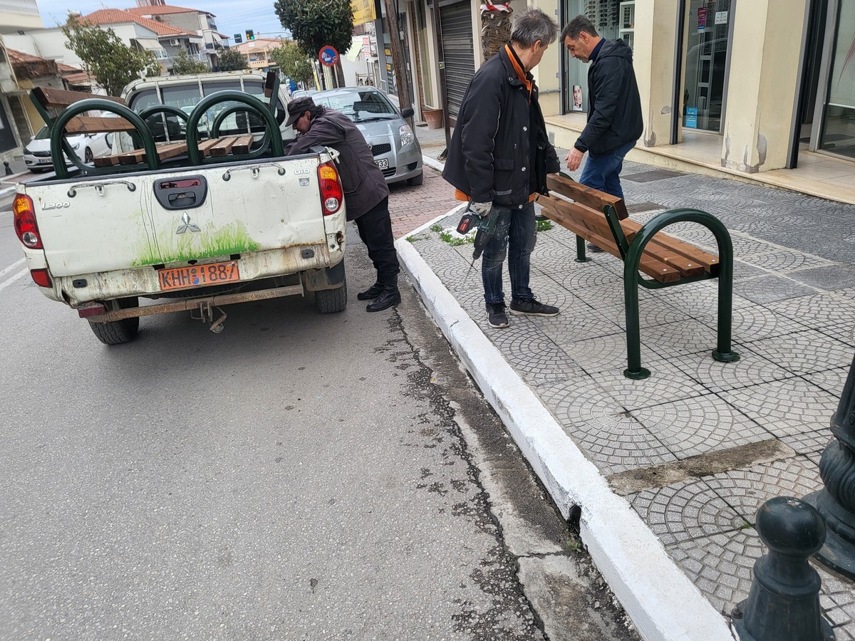 Ο κεντρικός δρόμος της Ευκαρπίας αποκτά για πρώτη φορά παγκάκια