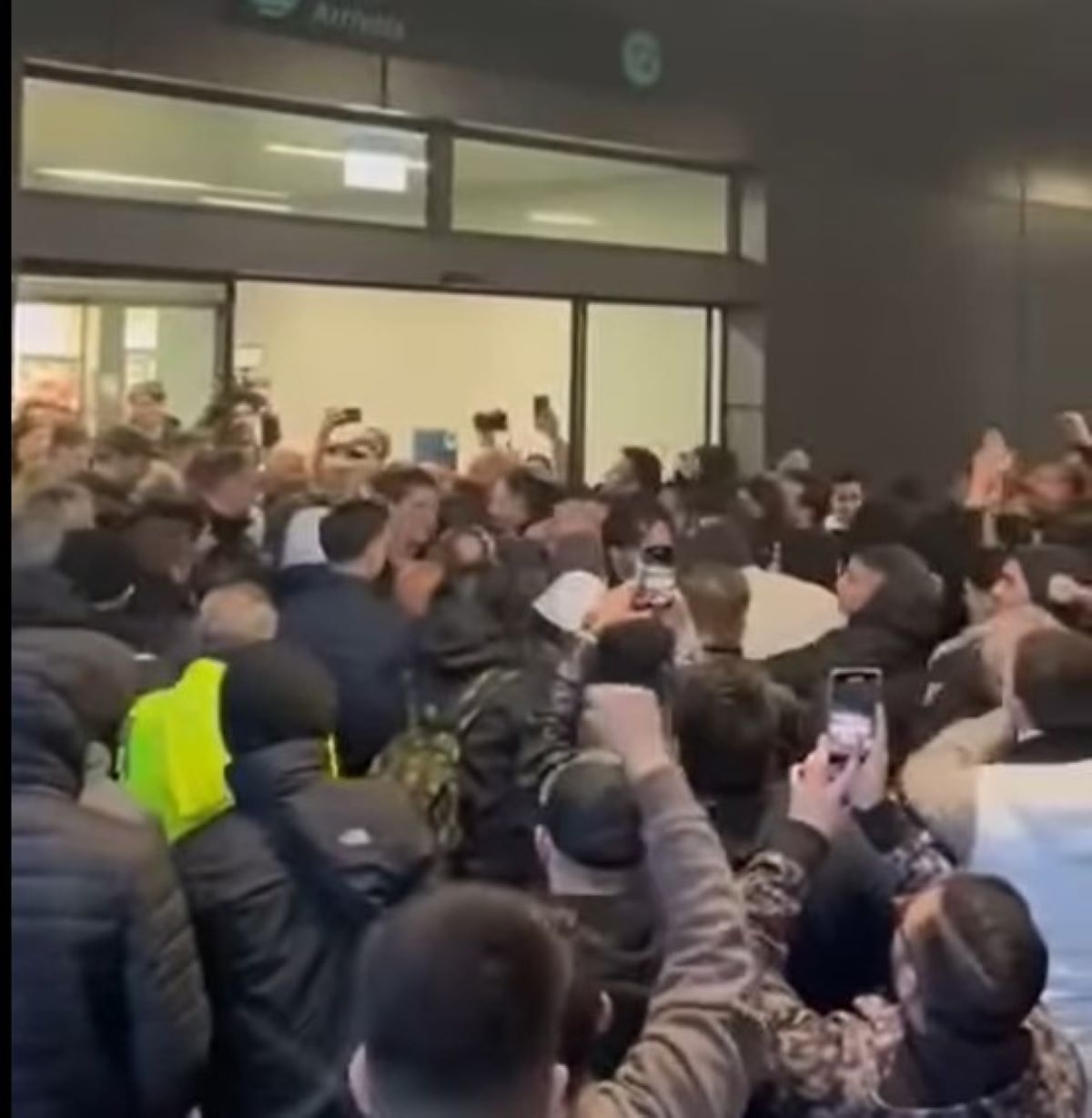 ΠΑΟΚ: Υποδοχή ηρώων για τους θριαμβευτές στο αεροδρόμιο (VIDEO)