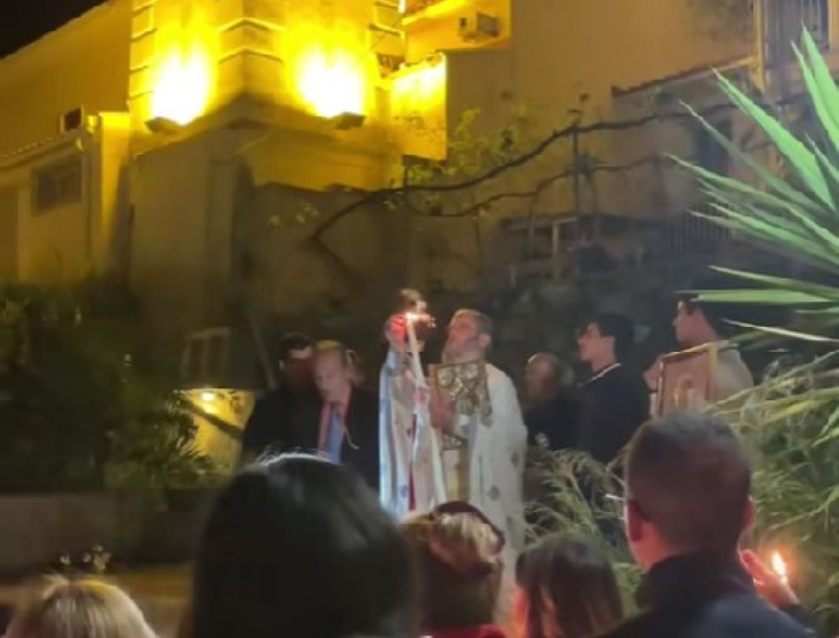 Viral παπάς που άναψε δυναμιτάκι… με το Άγιο Φως (VIDEO)