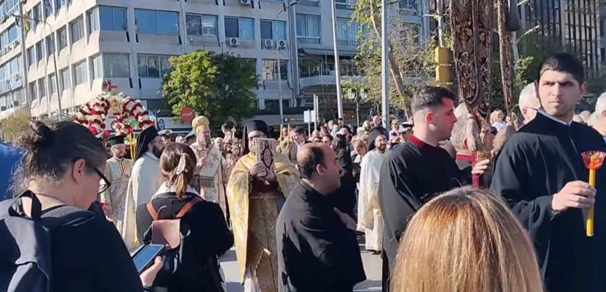Θεσσαλονίκη: Πλήθος πιστών στην περιφορά του επιταφίου του Αγίου Μηνά (VIDEO)