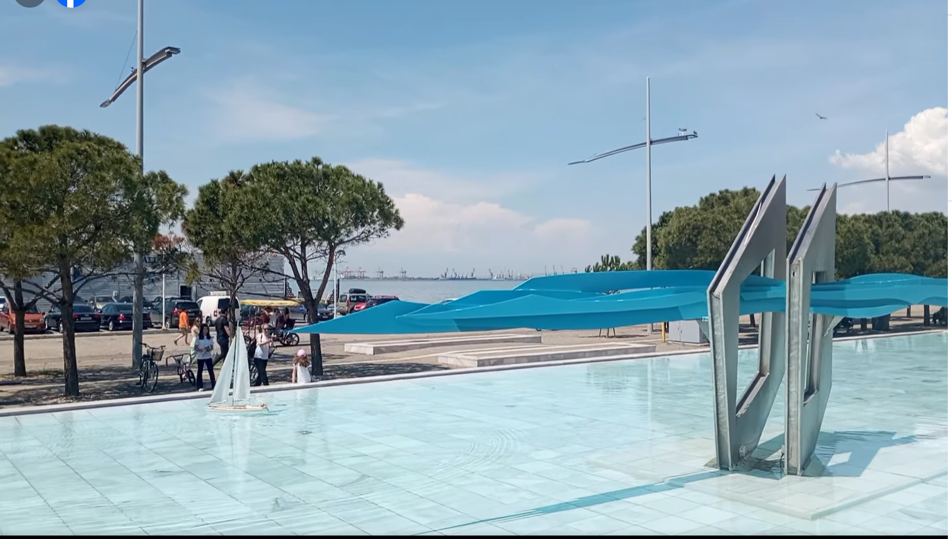 Παίζοντας με πλωτά καραβάκια στην πιο ωραία… πισίνα στη Νέα Παραλία Θεσσαλονίκης