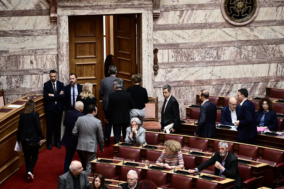 Ένταση στη Βουλή στην Προανακριτική για τον Τριαντόπουλο- Αποχώρησαν ΣΥΡΙΖΑ, Ελληνική Λύση και Νίκη