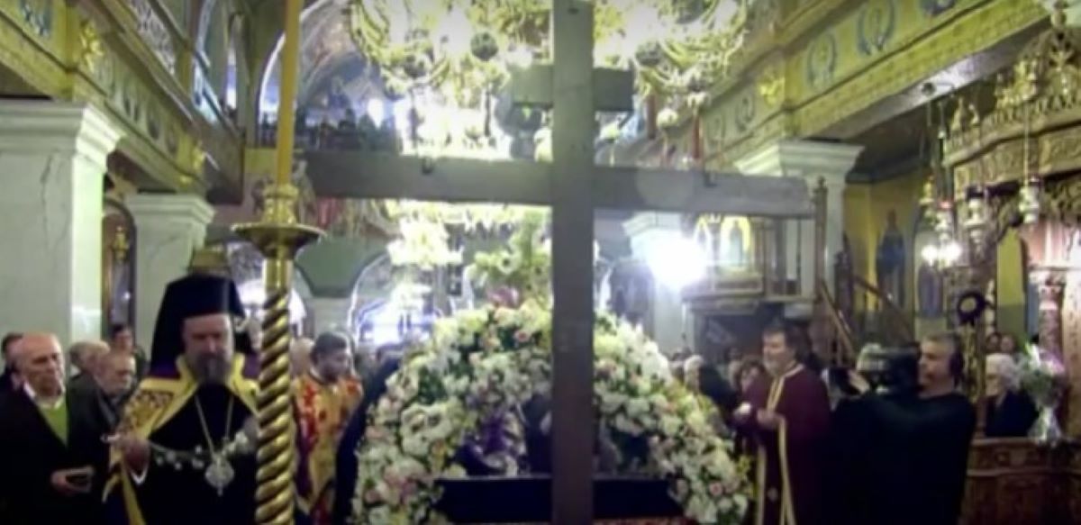 Θεσσαλονίκη: Με κατάνυξη η ιερή στιγμή της αποκαθήλωσης (VIDEO)
