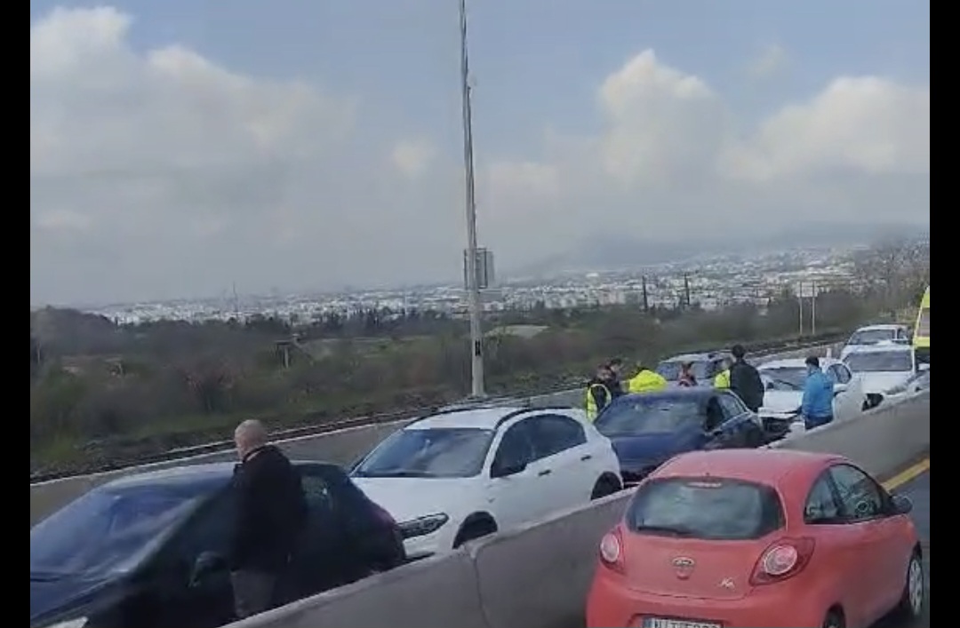 «Καραμπόλα» στον Περιφερειακό – Συγκρούστηκαν τέσσερα οχήματα (VIDEO)