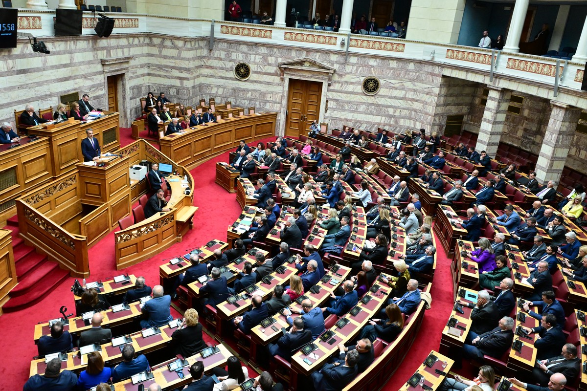 Βουλή: Κόντρες κορυφής για τα εξοπλιστικά – Τα μηνύματα Μητσοτάκη και οι απαντήσεις στην αντιπολίτευση