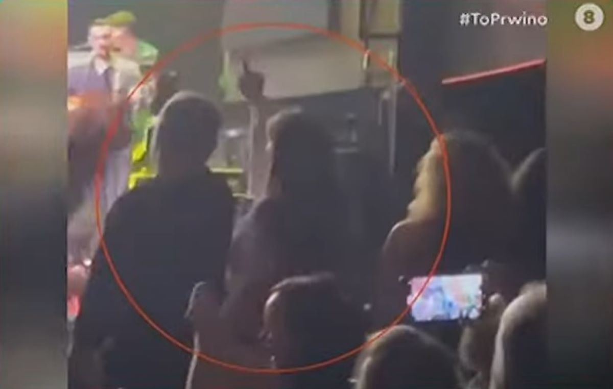 Το έριξε στα μπουζούκια η Ζ. Κωνσταντοπούλου – Ο χορός με τις επιτυχίες της Ζουγανέλη (VIDEO)