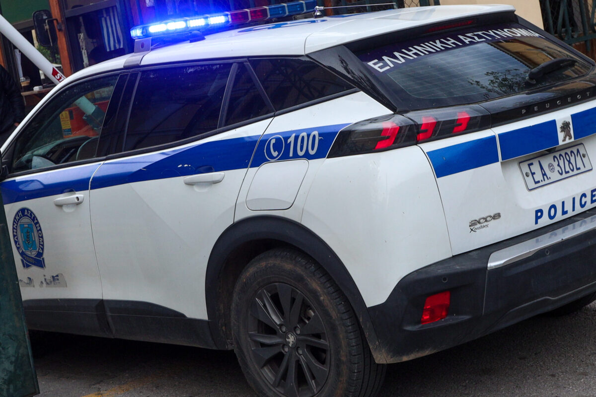 Άνδρας πυρπόλησε δύο περιπολικά έξω από Αστυνομικό Τμήμα