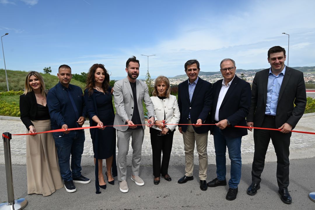 Την περιβαλλοντική αναβάθμιση της οδού Ε. Τραπεζούντος σε πράσινο άξονα περιπάτου εγκαινίασαν Αηδονά-Ασλανίδης (ΦΩΤΟ)