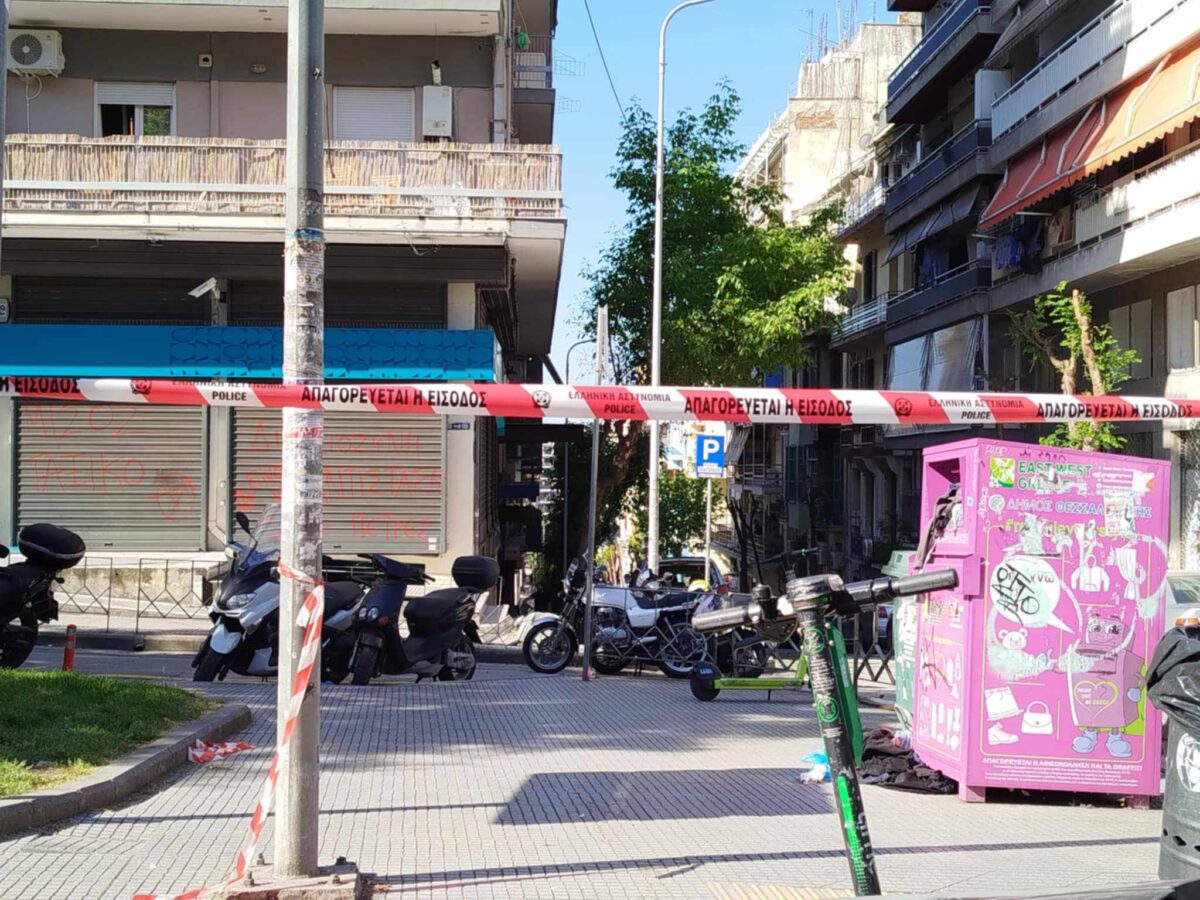 Θεσσαλονίκη: Η στιγμή που η 38χρονη τοποθετεί την βόμβα έξω από την τράπεζα (VIDEO)