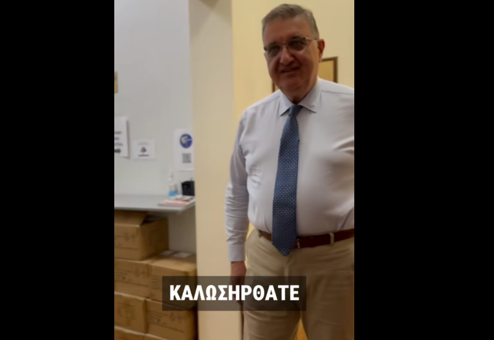 Εξαδάκτυλος απαντά με χιουμοριστικό βίντεο