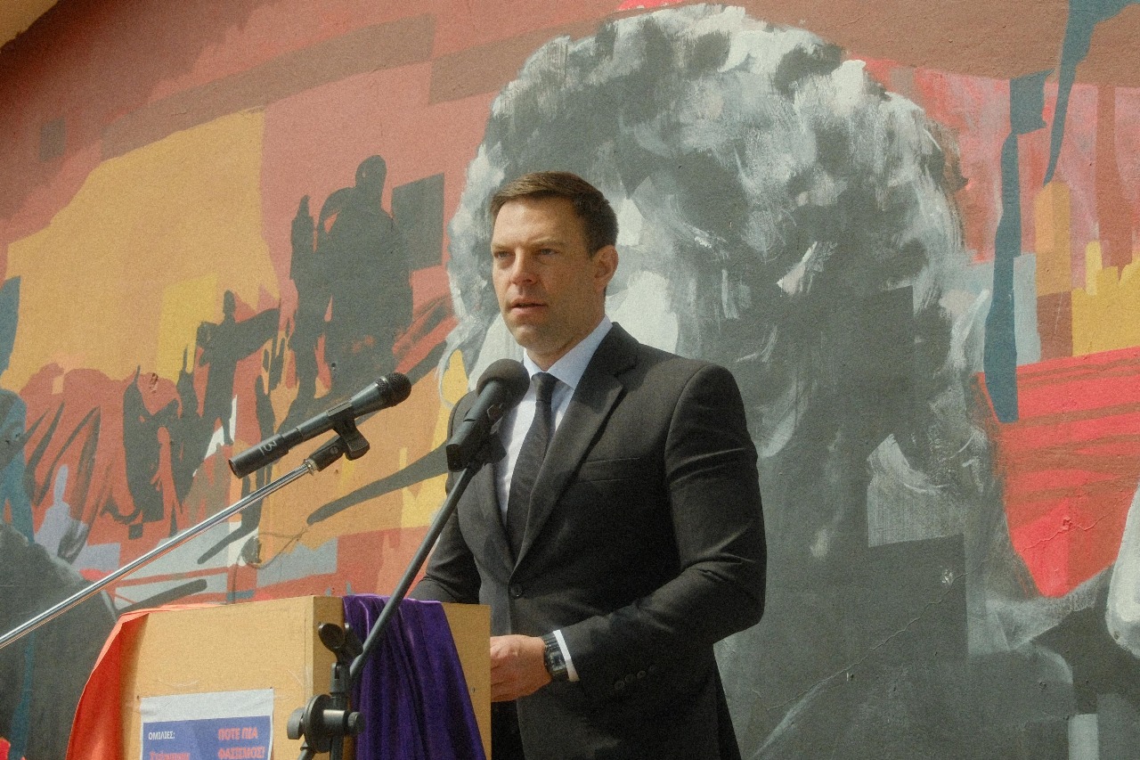 Ο Κασσελάκης υπέβαλε καταγγελία κατά Μπέου για υποκίνηση μίσους – Ζητά την εφαρμογή του αντιρατσιστικού νόμου