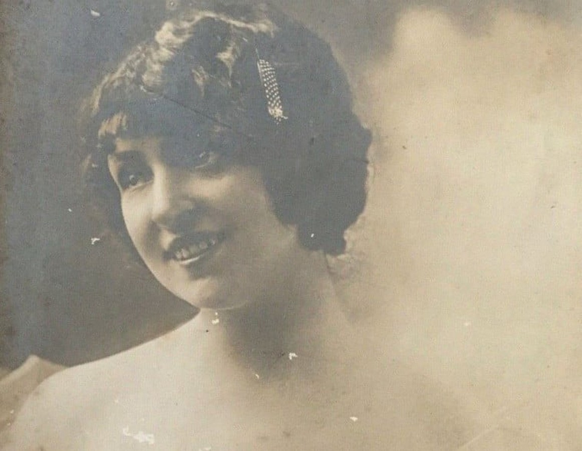 Κυβέλη: Η «ιέρεια» του ελληνικού θεάτρου – Το φαινόμενο, ο Γέρος της Δημοκρατίας και η κληρονομιά