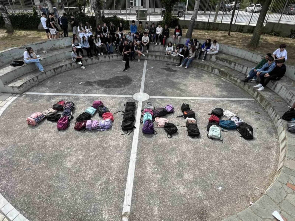 Καλαμαριά: «Αδικία» – Μαθητές και γονείς του 2ου Πειραματικού Γυμνασίου διαμαρτυρήθηκαν ειρηνικά – Ποια τα αιτήματα τους (ΦΩΤΟ)