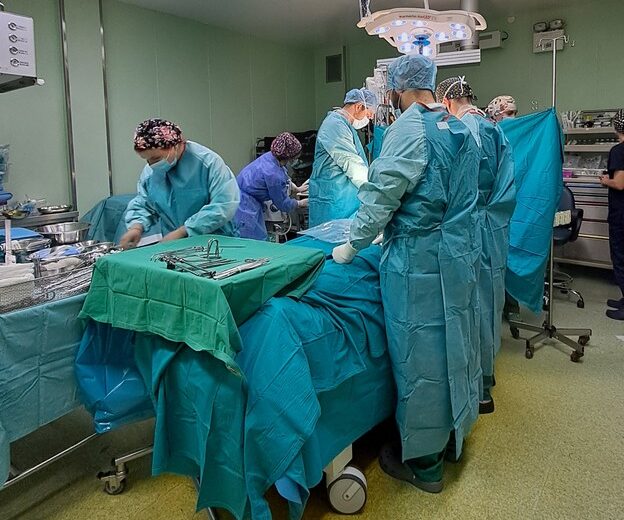 Ολοκληρώθηκε μετά από 8,5 ώρες η μεταμόσχευση στον 15χρονο που έπαθε θερμοπληξία