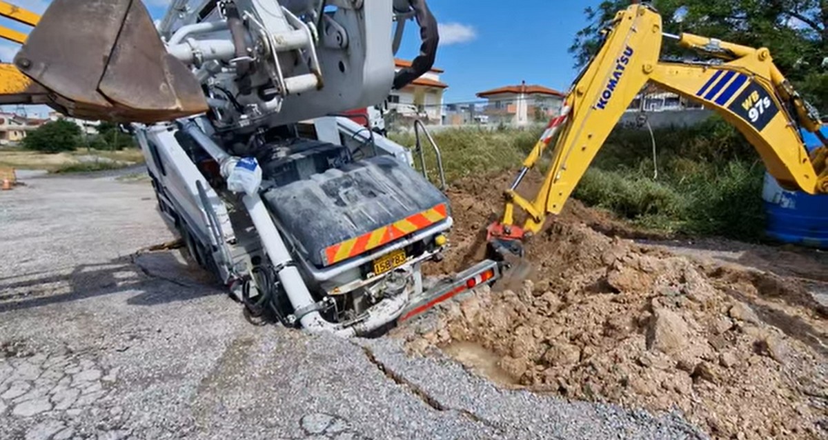 Ωραιόκαστρο: Υποχώρησε δρόμος και «ρούφηξε» μηχάνημα έργου (VIDEO)