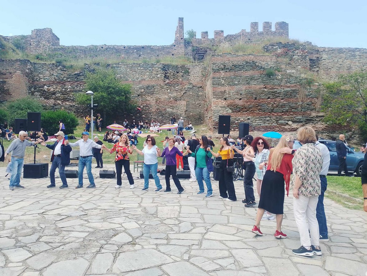 Ζωντάνεψε η Άνω Πόλη την Πρωτομαγιά: Ένα πικ νικ γεμάτο μουσική και… φαγητό (φώτο)