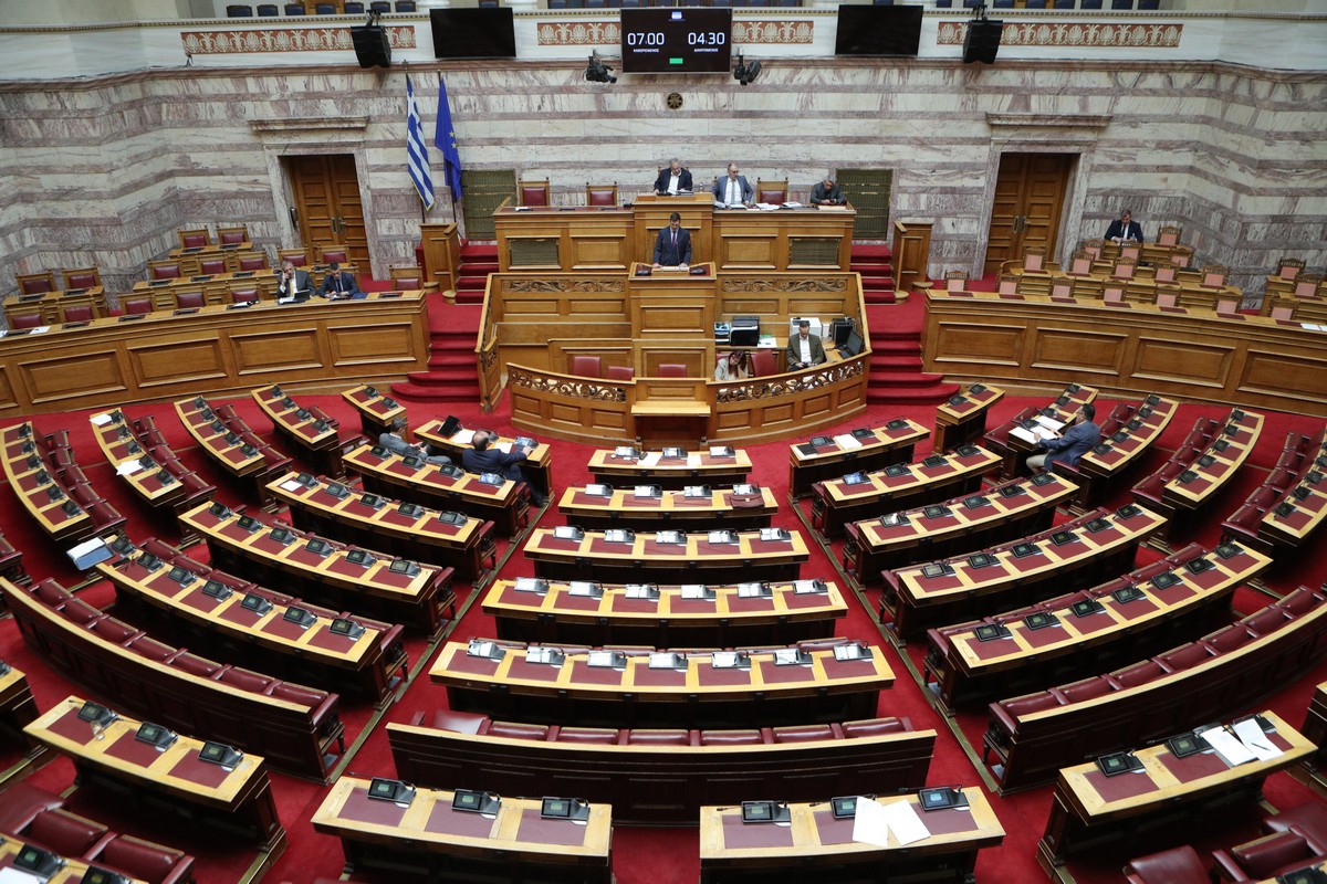 Ολομέλεια Βουλής: «Όχι» στην άρση ασυλίας 14 βουλευτών της ΝΔ μετά από μήνυση της Μ. Καρυστιανού