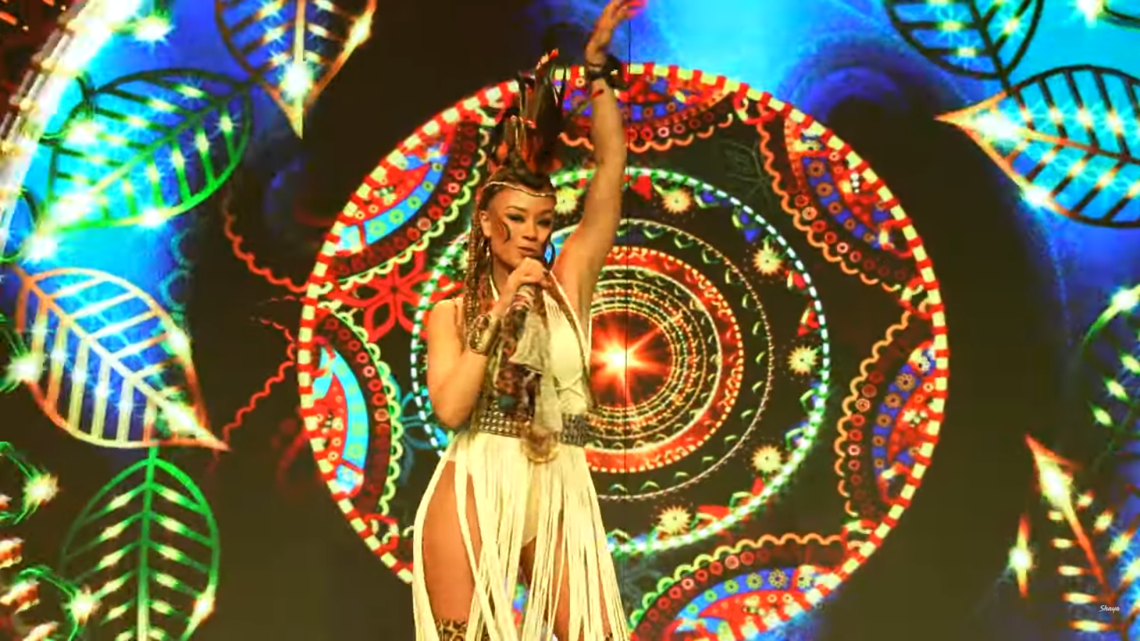 Η Shaya σκηνοθετεί και πρωταγωνιστεί σε ένα πρωτοποριακό show Χολυγουντιανών προδιαγραφών