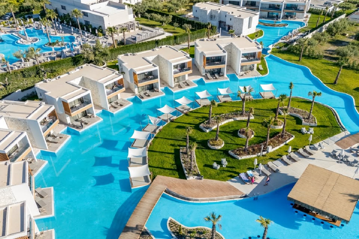 Χαλκιδική: Πού βρίσκεται η τουριστική μονάδα με τη μεγαλύτερη πισίνα στη Β. Ελλάδα