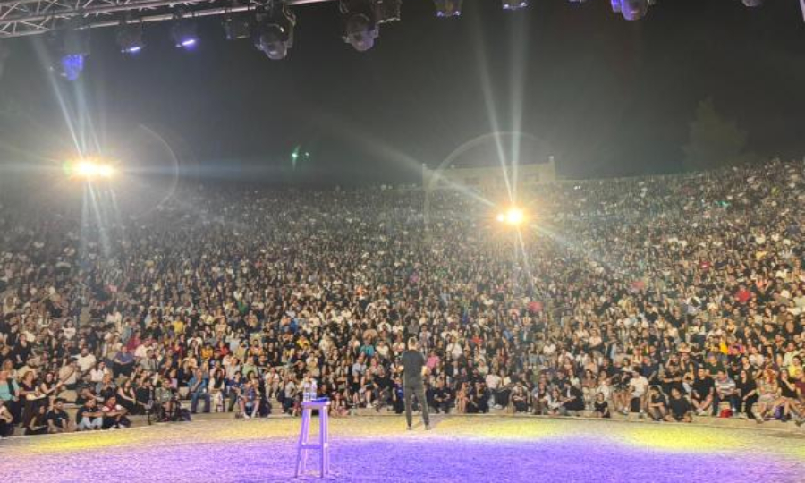 Αλέξανδρος Τσουβέλας: 5.000 θεατές στο Θέατρο Γης – Θρίαμβος για τον «Εξωγήινο» στη Θεσσαλονίκη (VIDEO)