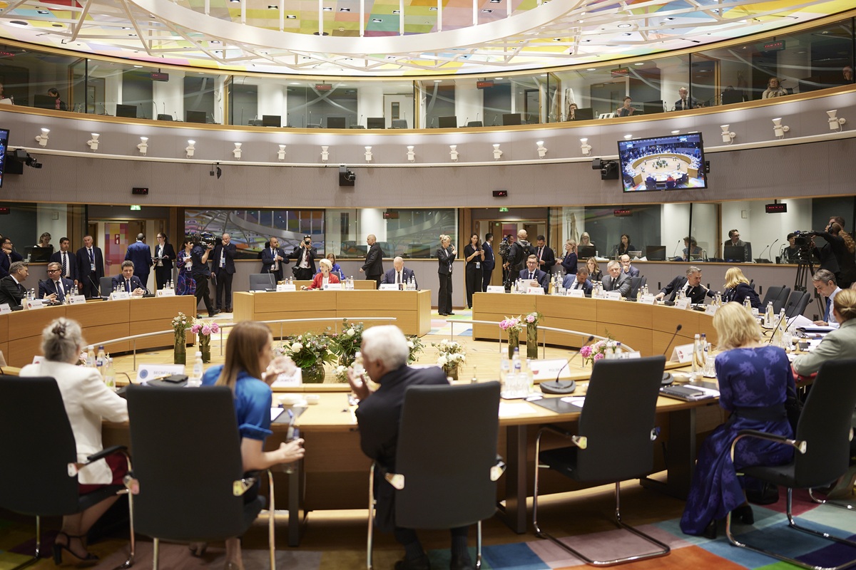 Κυβέρνηση: Κέρδη και ζημίες από δύο συνόδους και στο βάθος δύο δημοσκοπήσεις