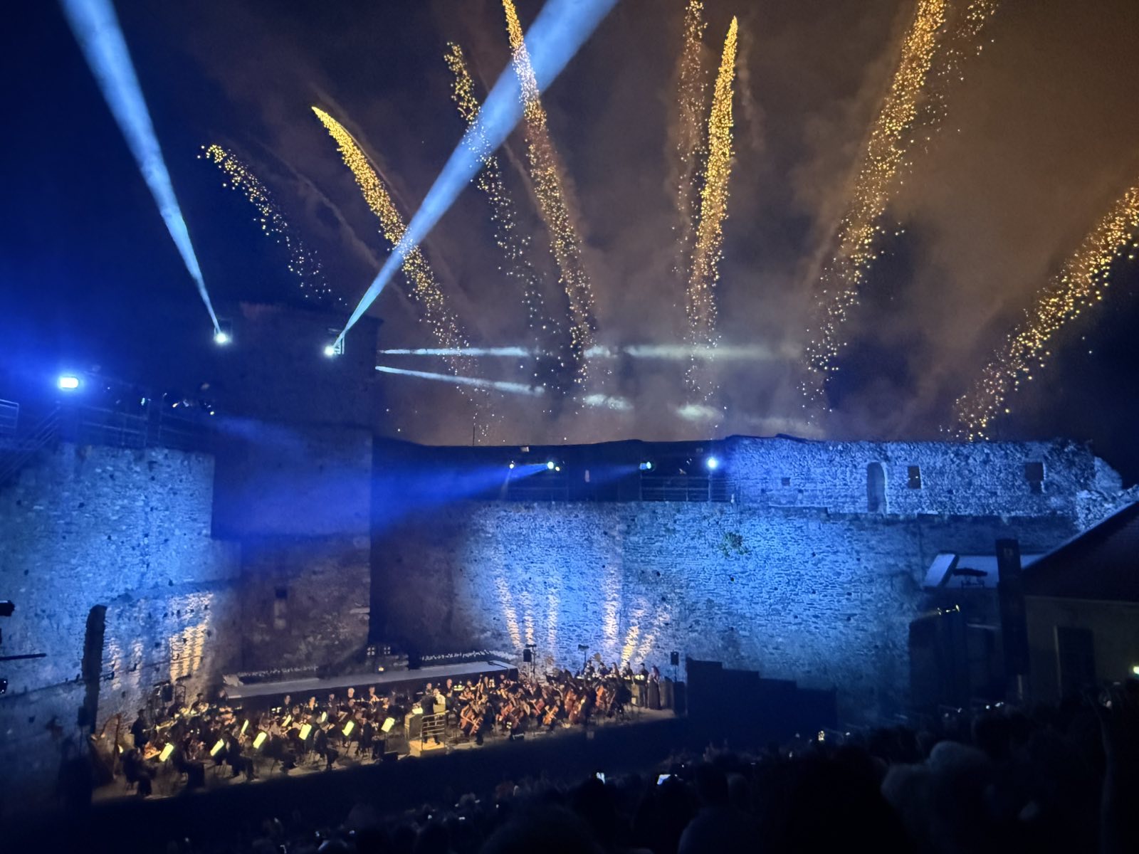 «Φεστιβάλ Επταπυργίου 2025»: Πρεμιέρα με φως, μουσική και συγκίνηση  (ΦΩΤΟ)