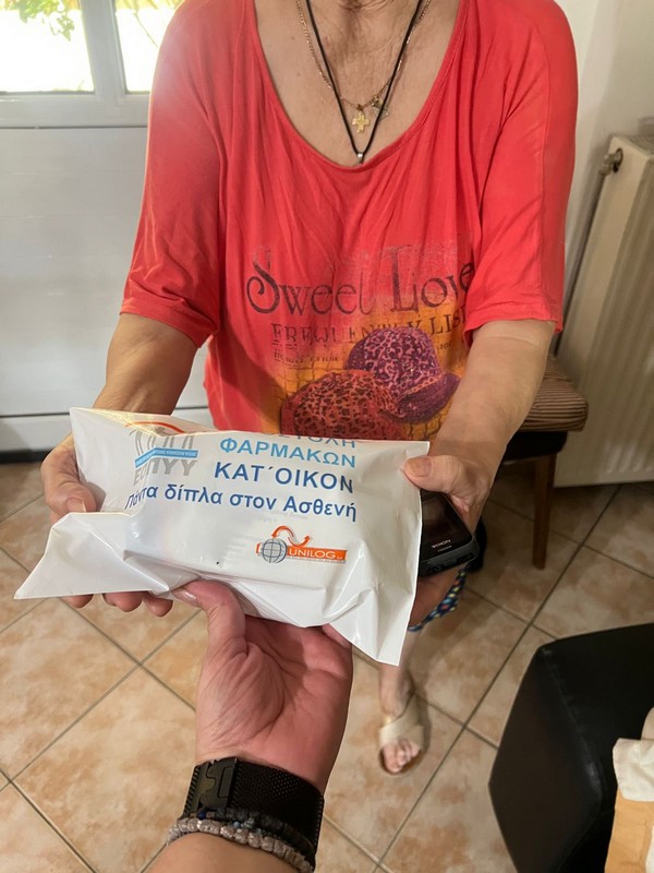 ΕΟΠΥΥ: Στα Άνω Λιόσια η πρώτη δωρεάν κατ’ οίκον διανομή φαρμάκων σε 85χρονη
