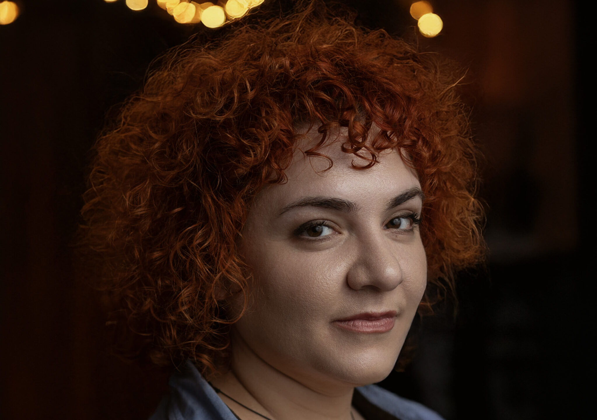 Μαρία Μπακάρα στο TheOpinion: «Αναγνώστης γίνεσαι, δεν γεννιέσαι» (ΦΩΤΟ)