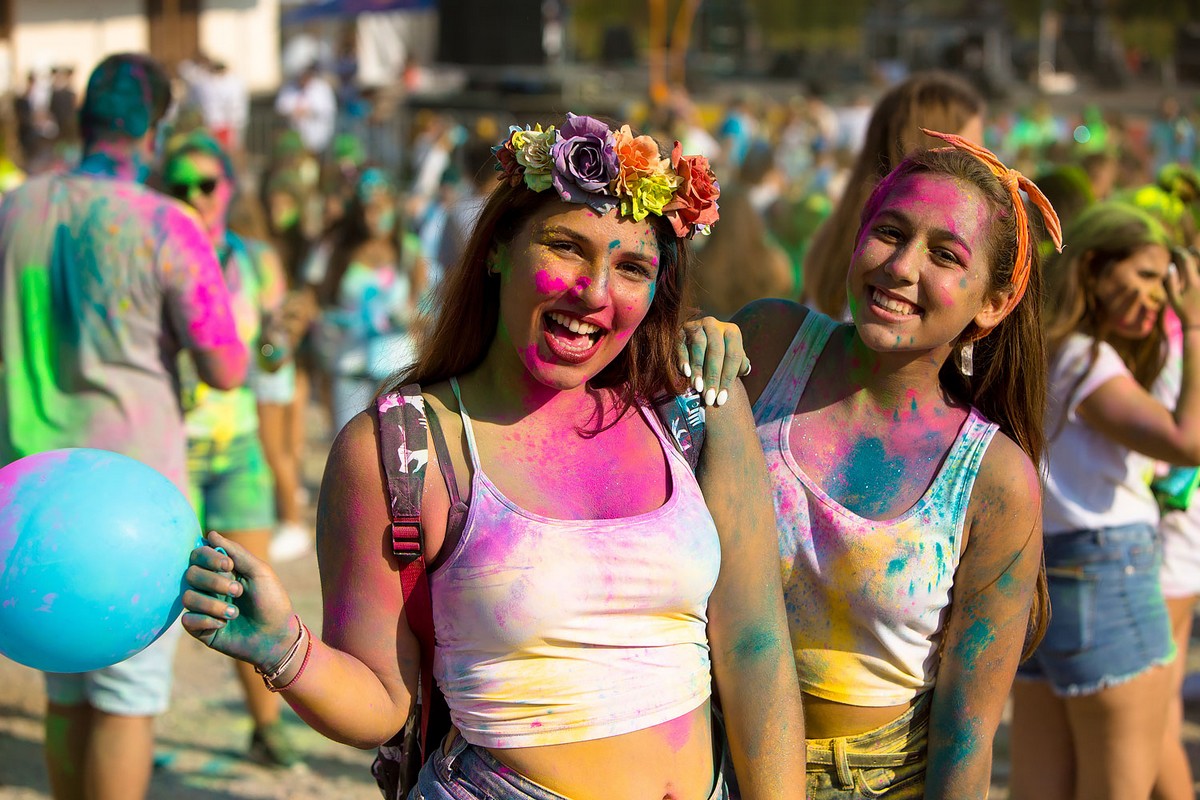 Η Κλαυδία και ο FY στη Μέρα με τα Χρώματα στην πλαζ Αρετσούς 