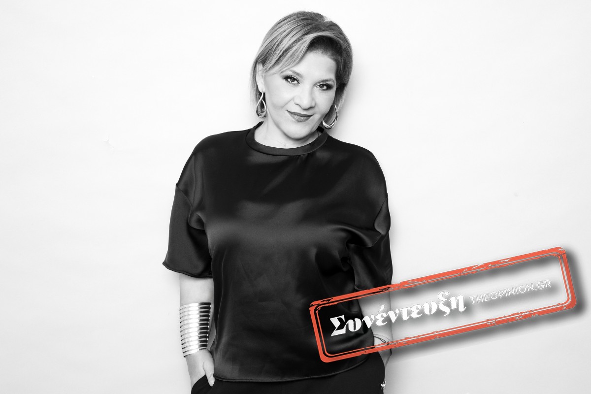 Γιώτα Νέγκα στο TheOpinion: «Αποκαλυπτόμαστε μέσα από την τέχνη μας»