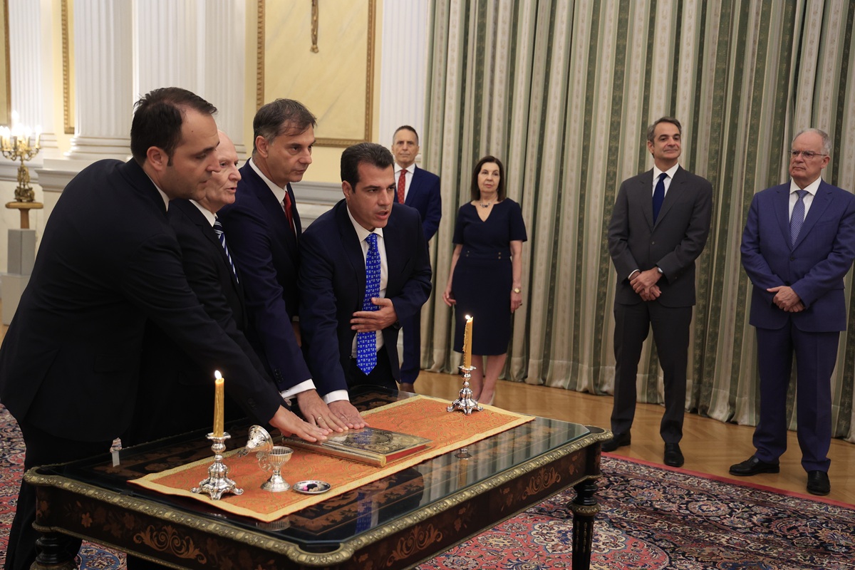 Ορκίστηκαν τα νέα μέλη της κυβέρνησης υπό τη σκιά του σκανδάλου του ΟΠΕΚΕΠΕ (ΦΩΤΟ,VIDEO)