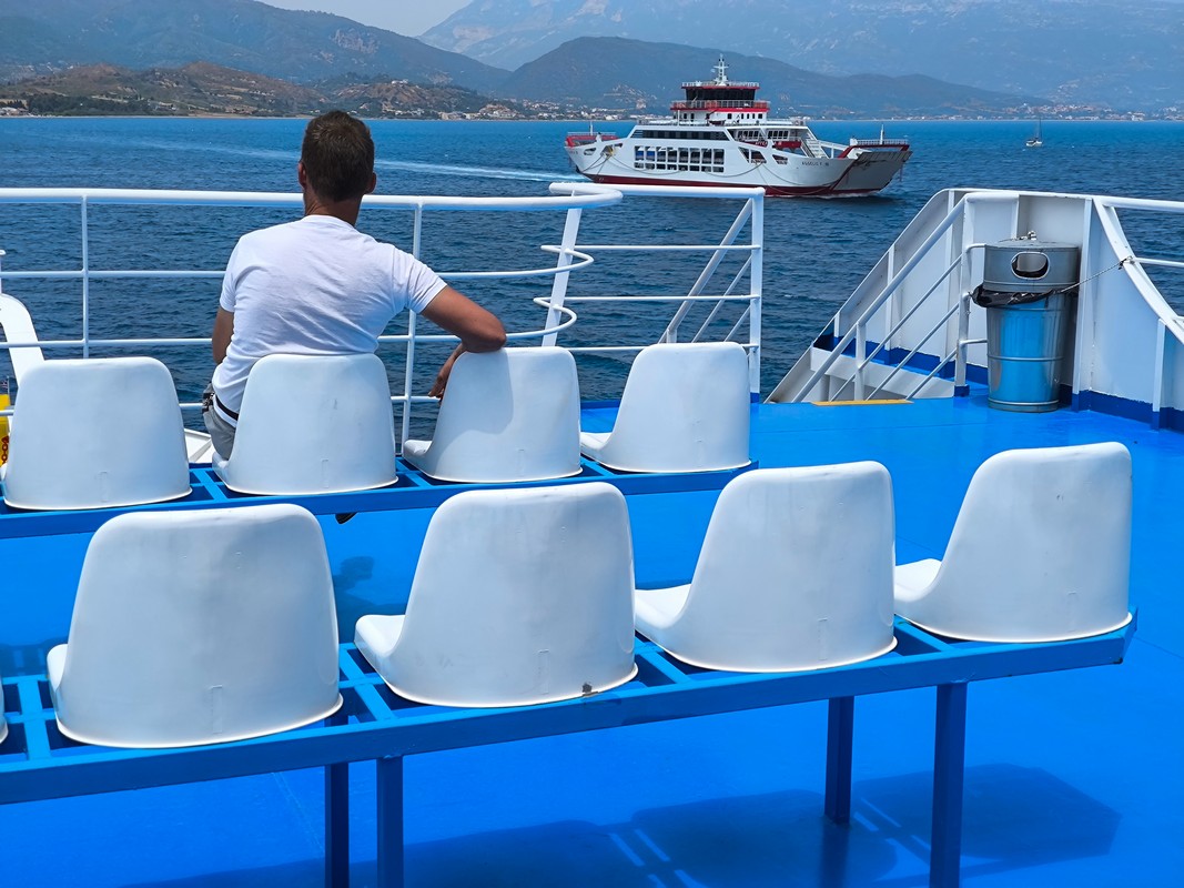 Αττική: 70χρονος φωτογράφιζε ανήλικα κορίτσια μέσα σε πλοίο της γραμμής Αίγινα – Πειραιάς