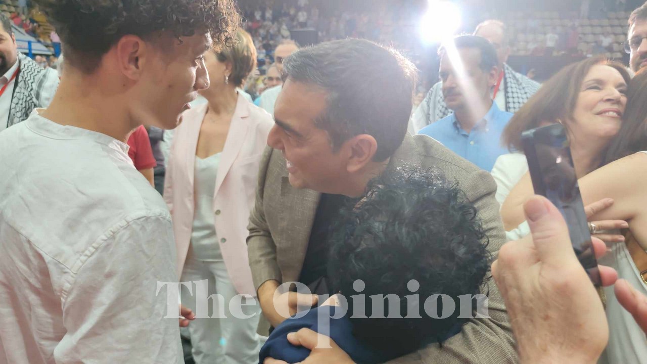 Χειροκροτήματα, αγκαλιές και σέλφι με τον Τσίπρα (ΦΩΤΟ+VIDEO)