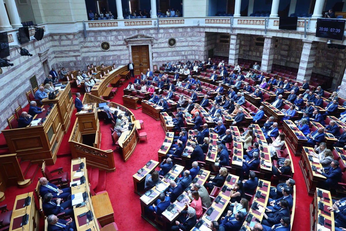 Ψηφίζουν στη Βουλή για τα Τέμπη: Σκληρή γραμμή από Μητσοτάκη – Πυρά από την αντιπολίτευση